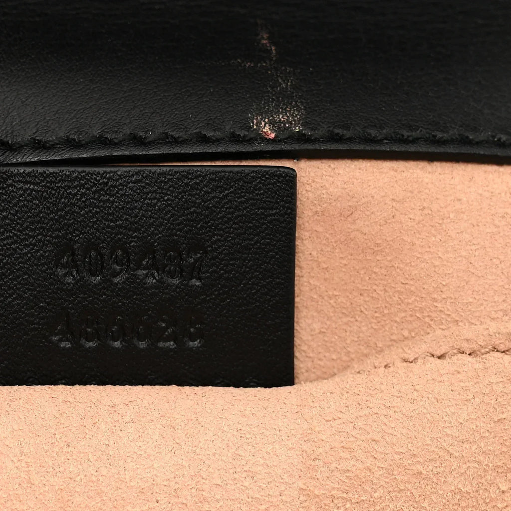 Gucci Bees Padlock Small Shoulder Bag - Beige in Beige - detail view 9 showing the bag's shape, finish and visible design details.