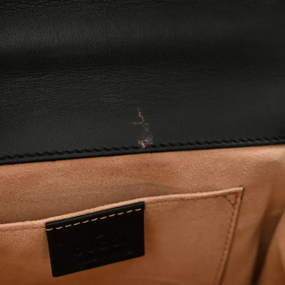 Gucci Bees Padlock Small Shoulder Bag - Beige in Beige - detail view 8 showing the bag's shape, finish and visible design details.