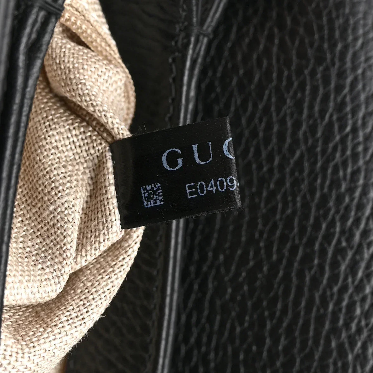 Gucci Dollar Interlocking Chain Bag - Black in Black - detail view 8 showing the bag's shape, finish and visible design details.