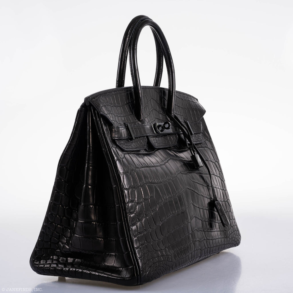 Close-up of handle stitching on SO BLACK matte alligator Birkin