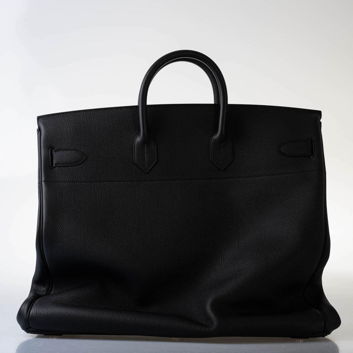 Interior shot of Hermes HAC 50 with zipped pocket