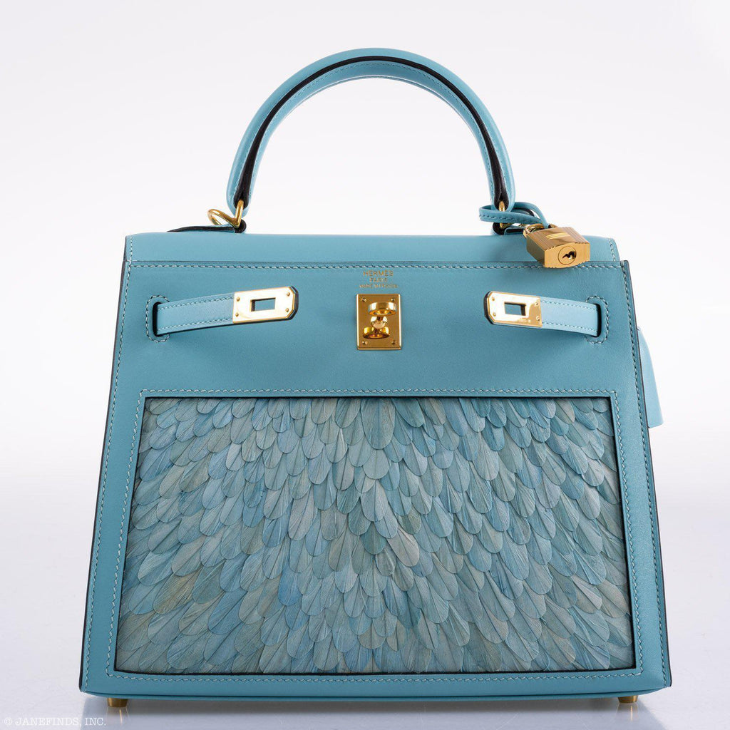 Interior view of Hermes Kelly 25 bag with smooth craftsmanship