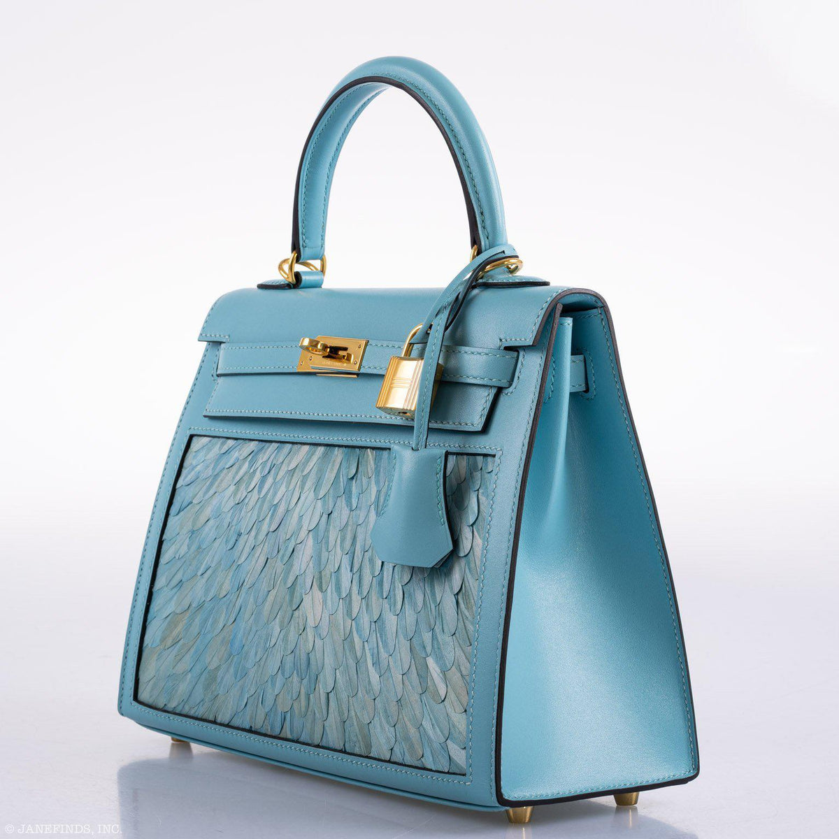 Top handle and closure detail of Kelly 25 Blue Atoll with gold hardware