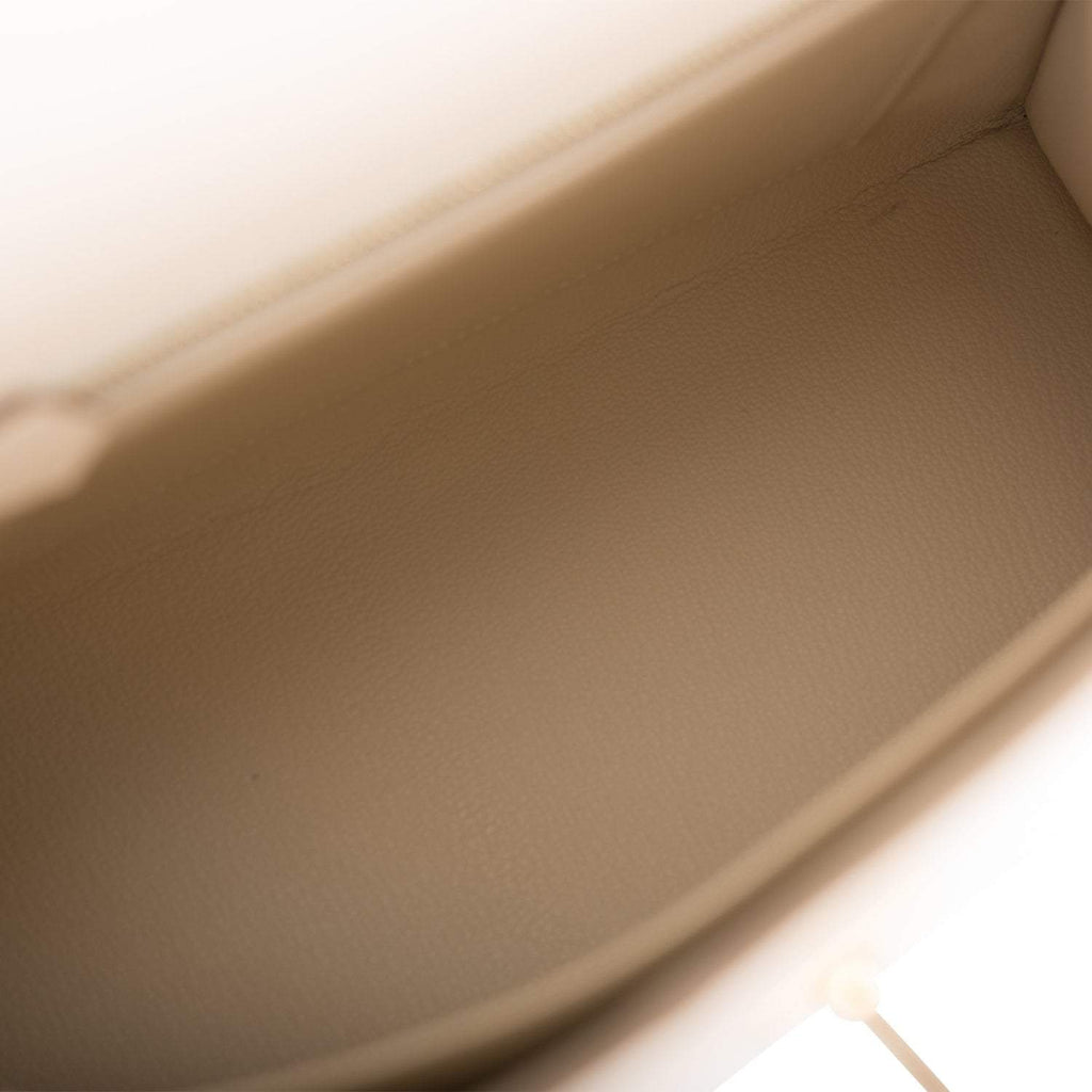 Inside zip pocket and open compartment of Kelly 25 Craie with Chèvre lining