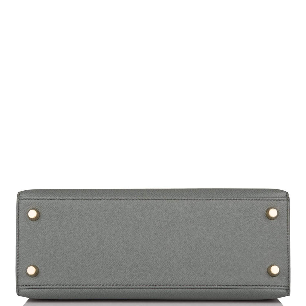 Flap opened on Vert Amande Kelly 25 showing toggle and sangles