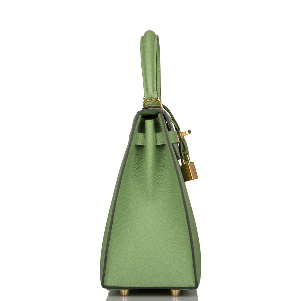 Back of compact Kelly Sellier in Vert Criquet green tone