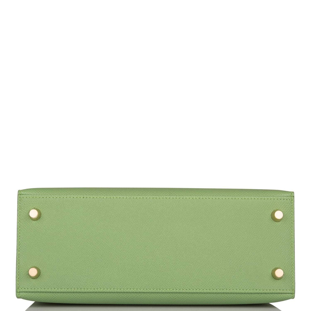 Open view of gold hardware and toggle closure on Hermes Kelly 25