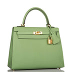 Side profile of Hermes Kelly 25 green bag with gold hardware