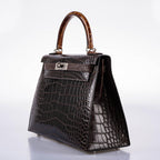 The back panel of the Hermes Kelly 28 in alligator