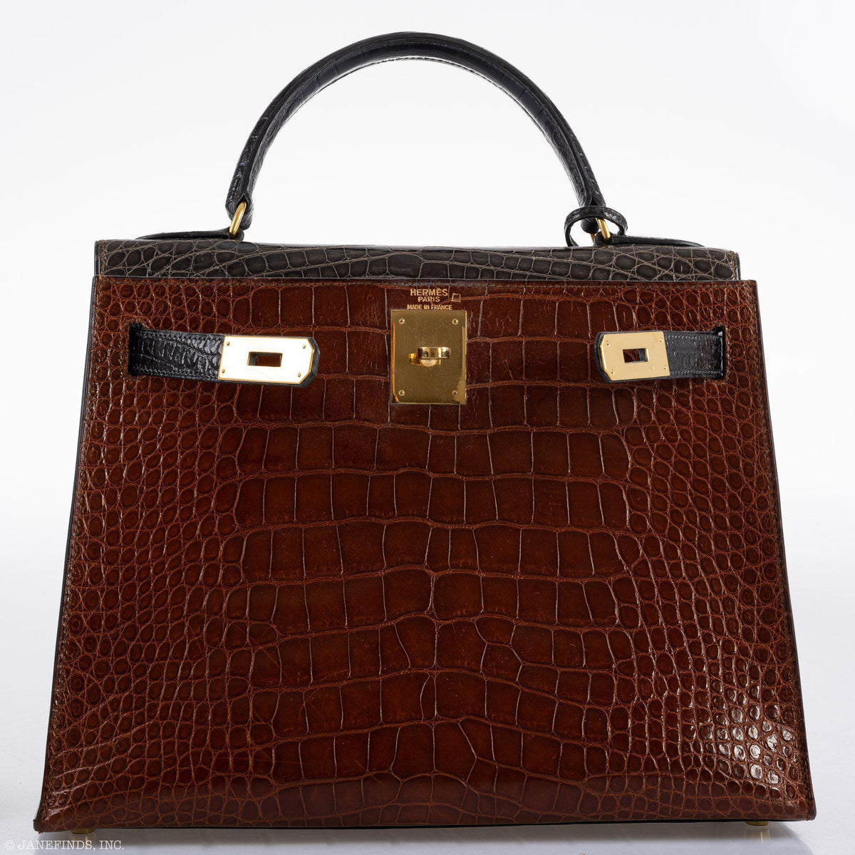 A high-angle view of the Hermes Kelly 28