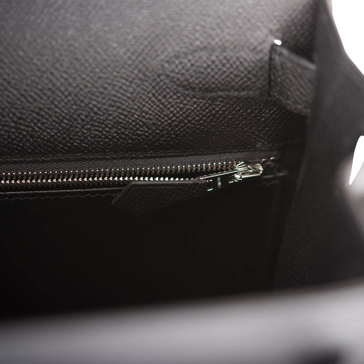 Interior view with zip pocket of Kelly 28 Epsom