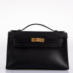 A view of the side gussets of the bag, showing its expandable capacity