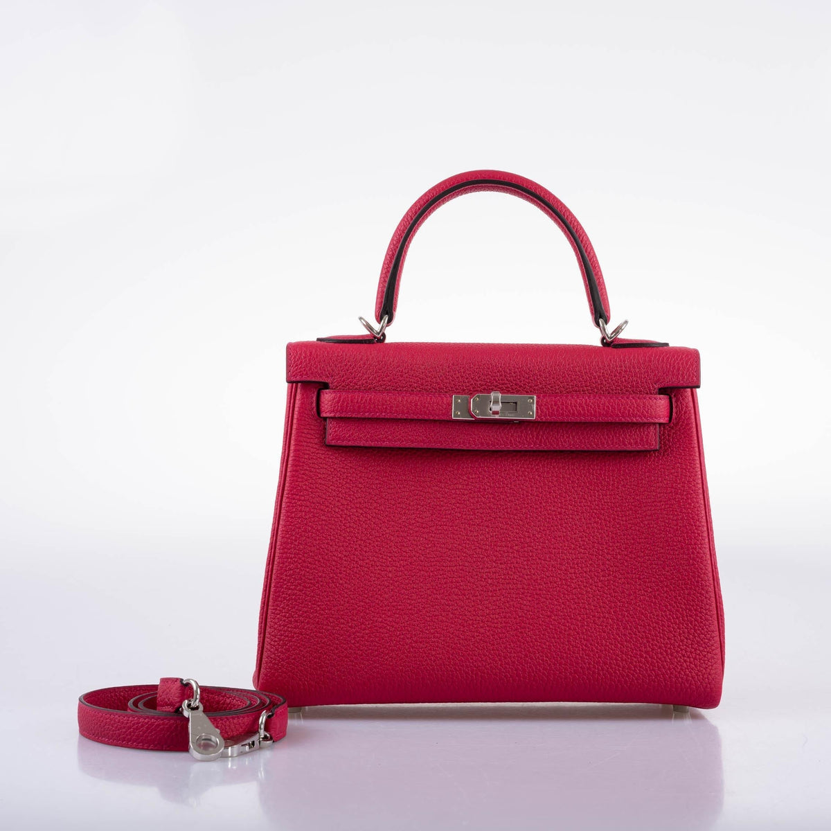 A full side profile of the Kelly Retourne to highlight its unique silhouette