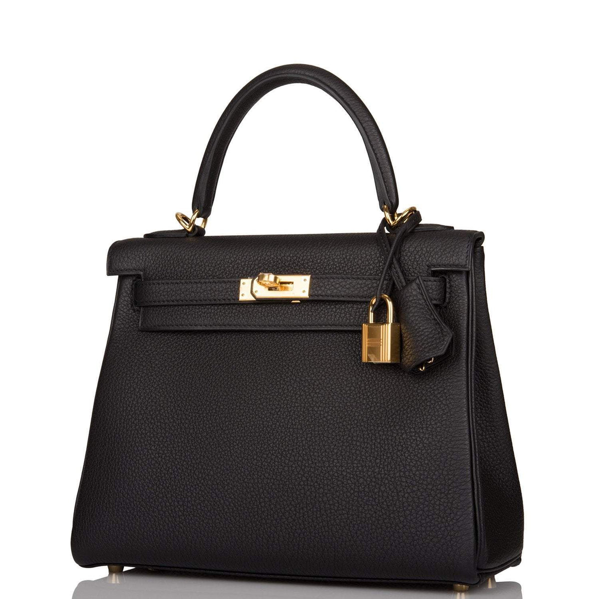Image of the natural texture of the Togo leather in black