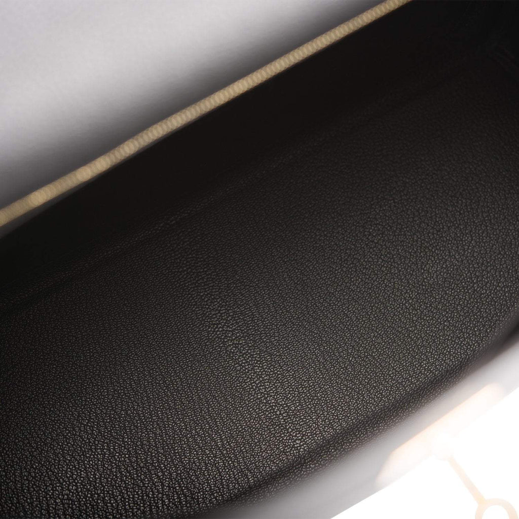 An image of the interior zip pocket with the Hermes-engraved pull