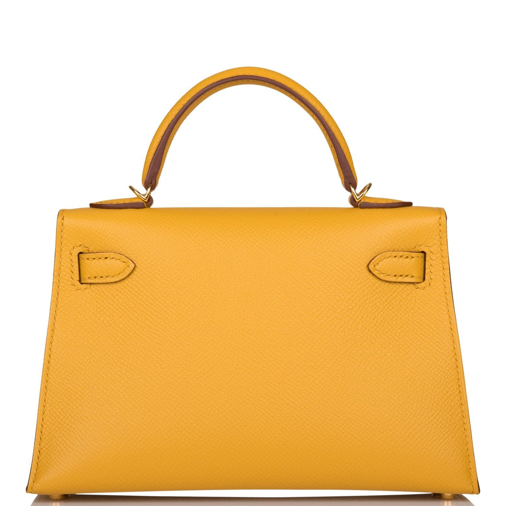 Image of the fine-grained texture of the Epsom leather in Jaune Ambre