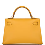 Image of the fine-grained texture of the Epsom leather in Jaune Ambre