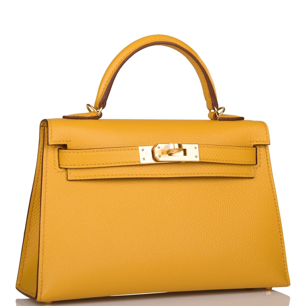 Close-up of the gold-tone hardware and toggle closure on the Hermes Kelly 20