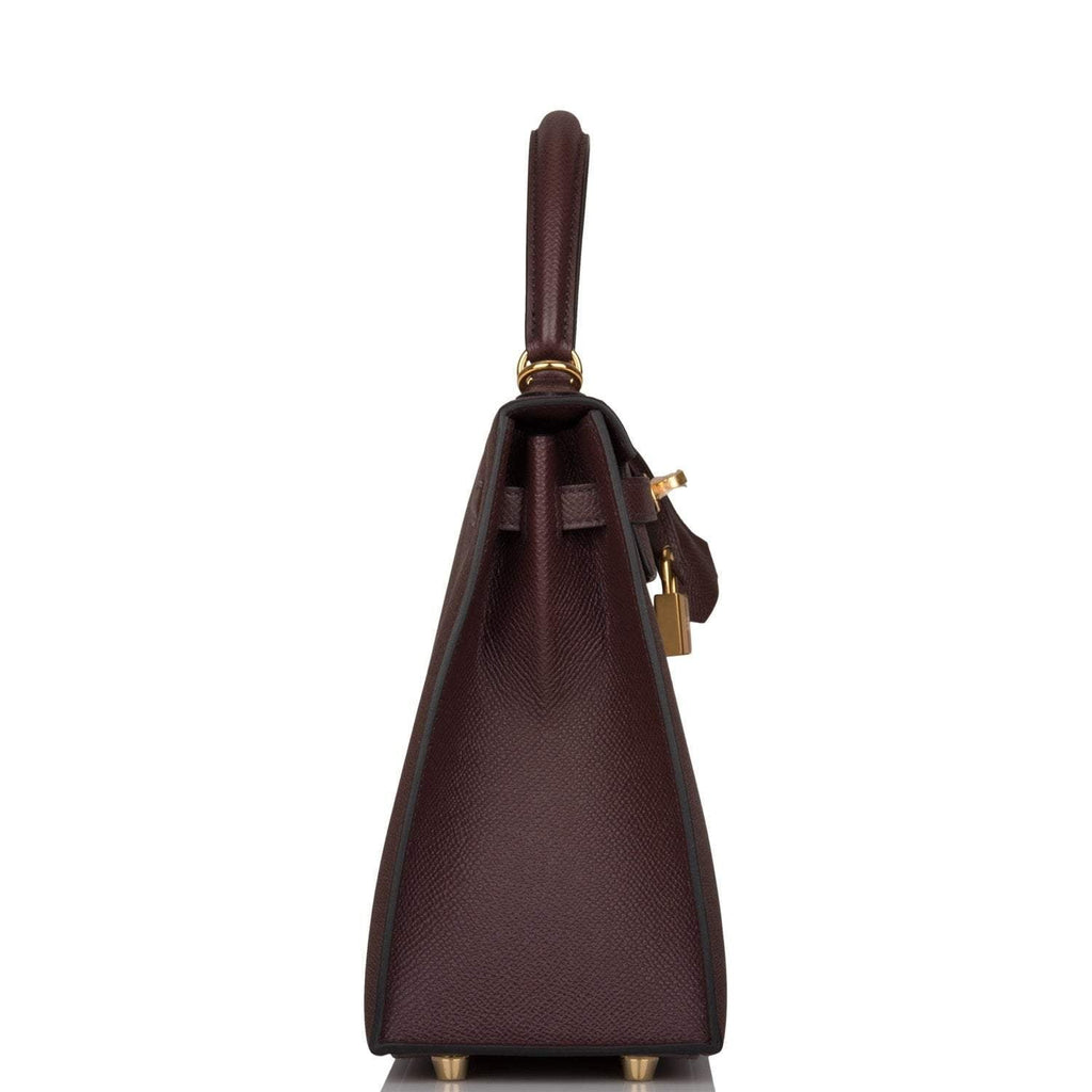 Image of the fine-grained texture of the Epsom leather in Rouge Sellier