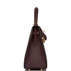 Image of the fine-grained texture of the Epsom leather in Rouge Sellier