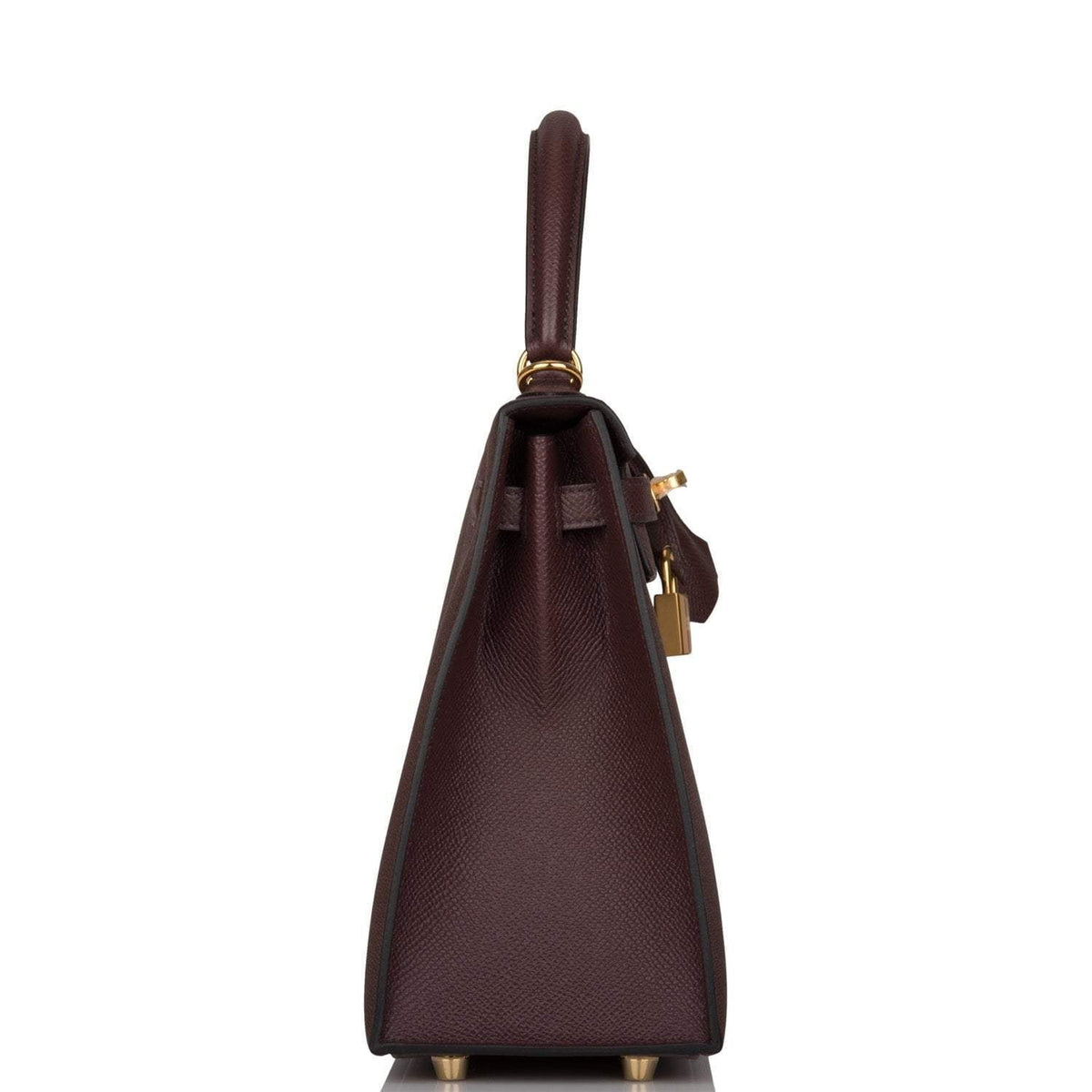 Image of the fine-grained texture of the Epsom leather in Rouge Sellier