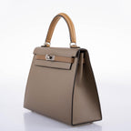 Image of the fine-grained texture of the Epsom leather
