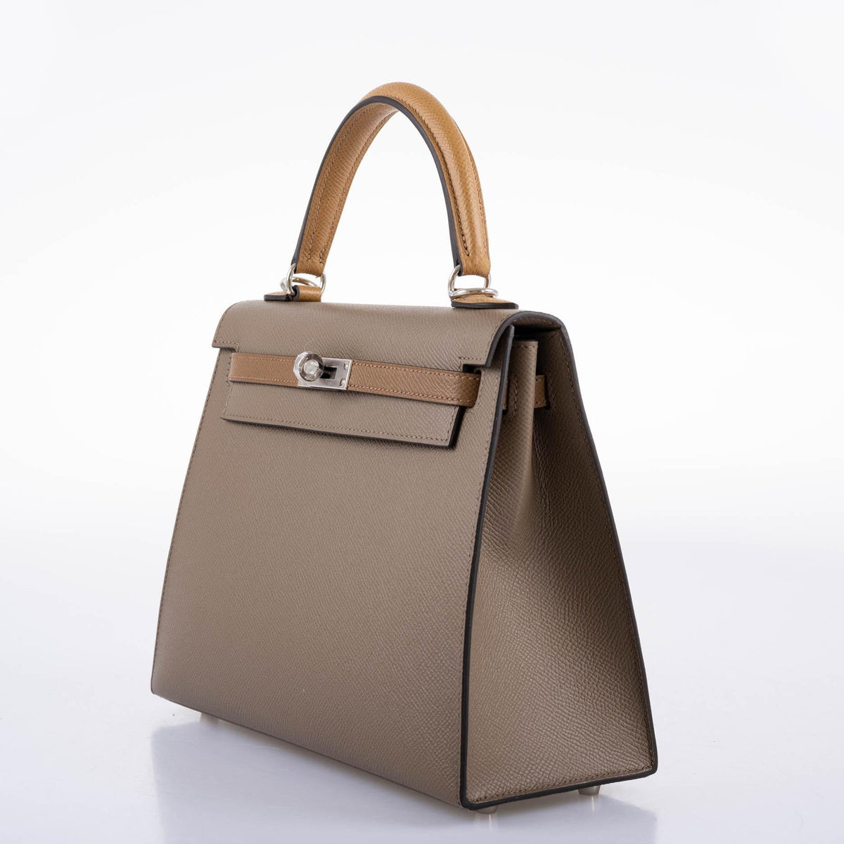 Image of the fine-grained texture of the Epsom leather