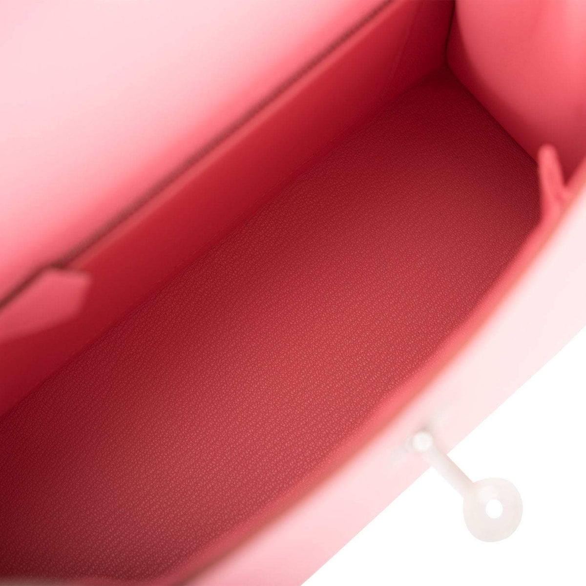 A detailed view of the single rolled top handle