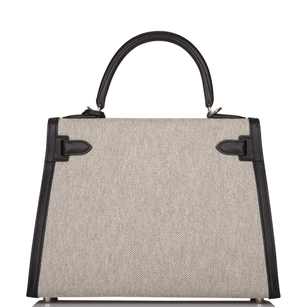 Image of the fine texture of the black Toile canvas