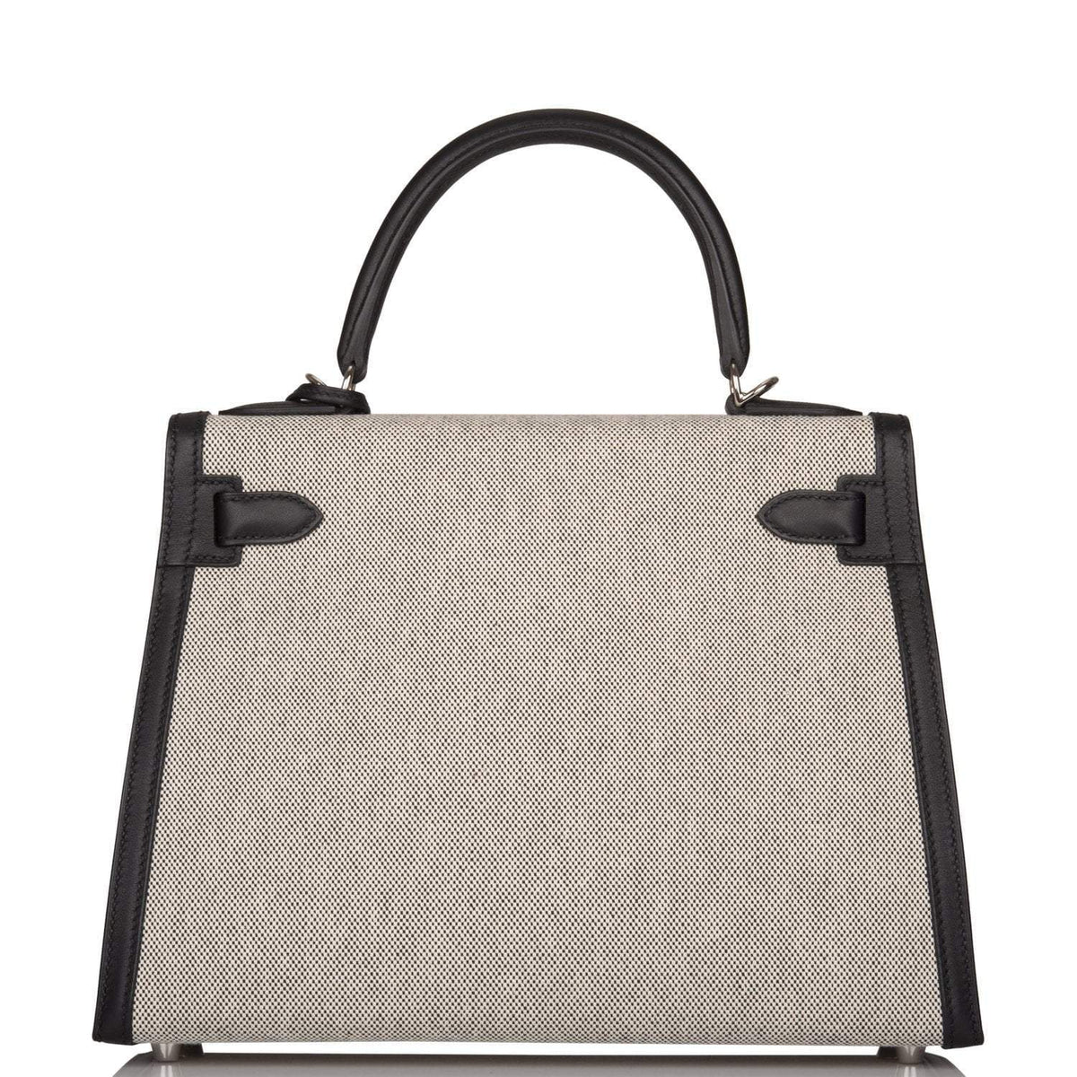 Image of the fine texture of the black Toile canvas