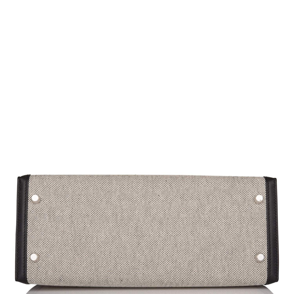 The Hermes Kelly Sellier 28 with its removable shoulder strap attached