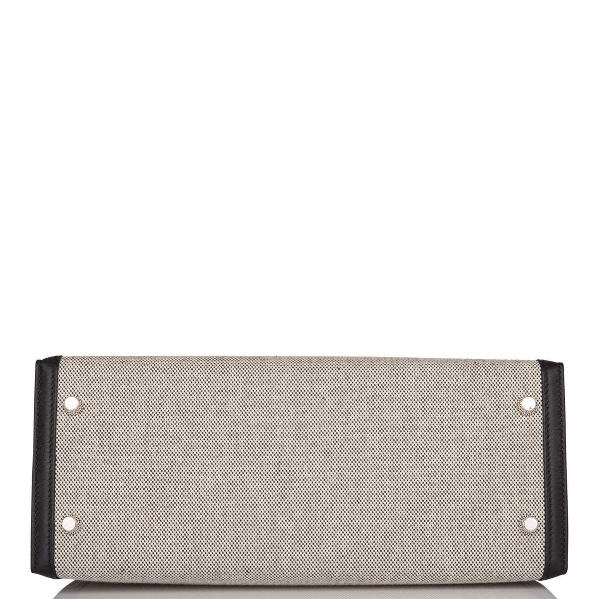 The Hermes Kelly Sellier 28 with its removable shoulder strap attached