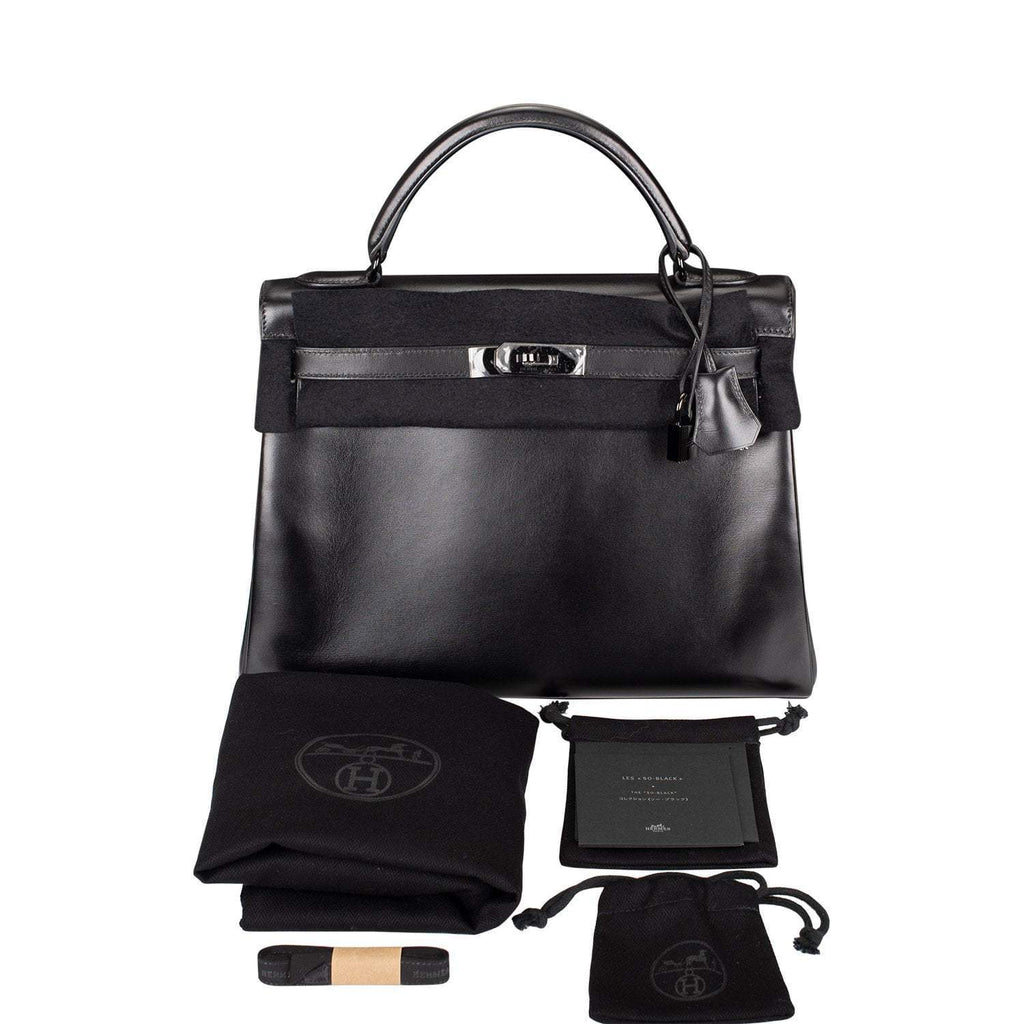 Model carrying SO Black Kelly Retourne 32cm handbag