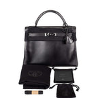 Model carrying SO Black Kelly Retourne 32cm handbag
