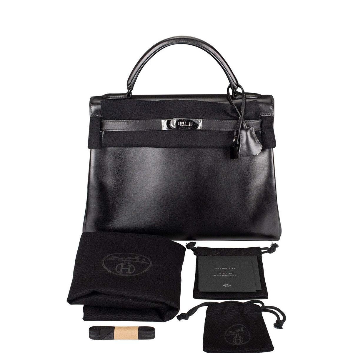 Model carrying SO Black Kelly Retourne 32cm handbag