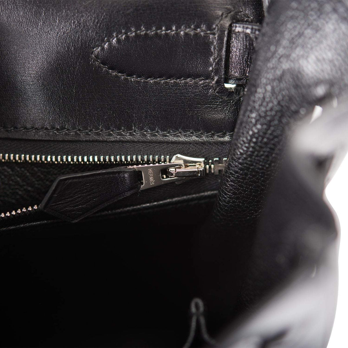 Bottom view showing structure and base feet of SO Black Kelly 32cm