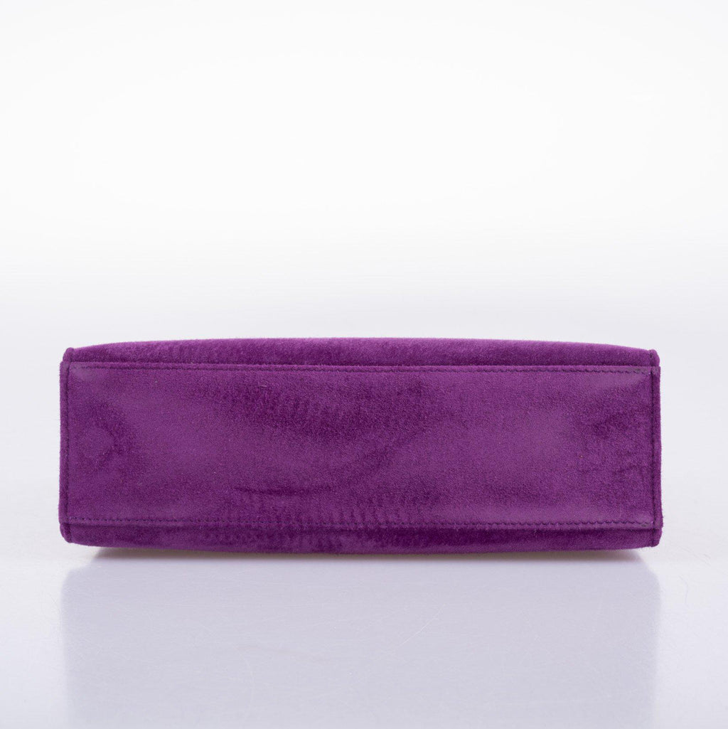 Hermes Kelly Pochette Violet Veau Doblis Suede Palladium Hardware, Palladium turn-lock close-up on Violet poch