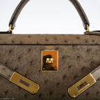 Hermes Kelly 28 Sellier Mousse Ostrich Gold Hardware - Circle W, Bottom view with protective feet