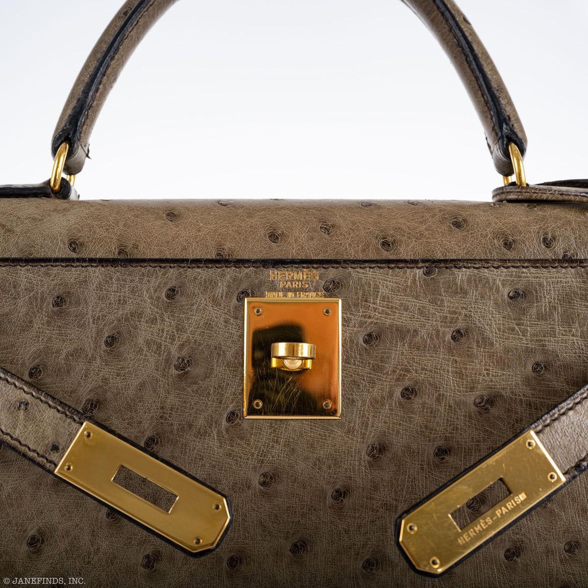 Hermes Kelly 28 Sellier Mousse Ostrich Gold Hardware - Circle W, Bottom view with protective feet