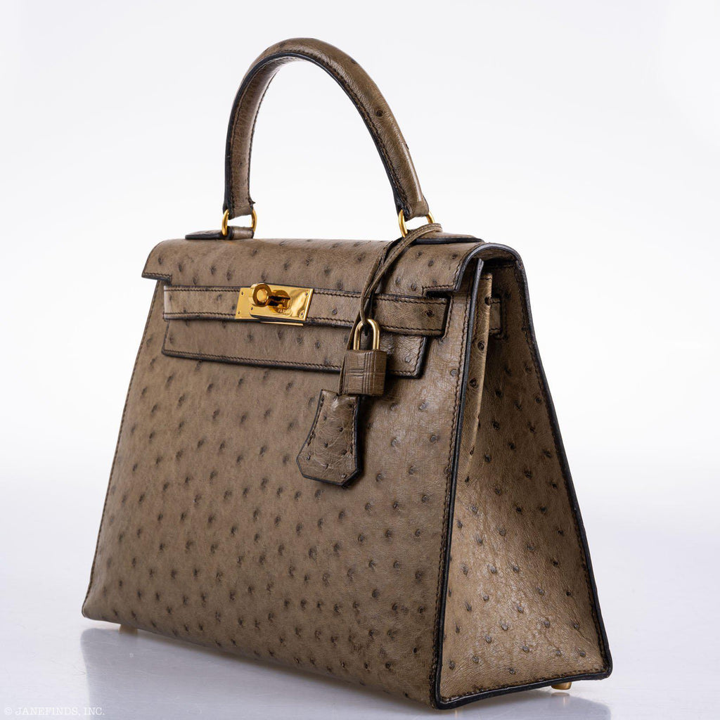 Hermes Kelly 28 Sellier Mousse Ostrich Gold Hardware - Circle W, Gold turn-lock hardware close-up