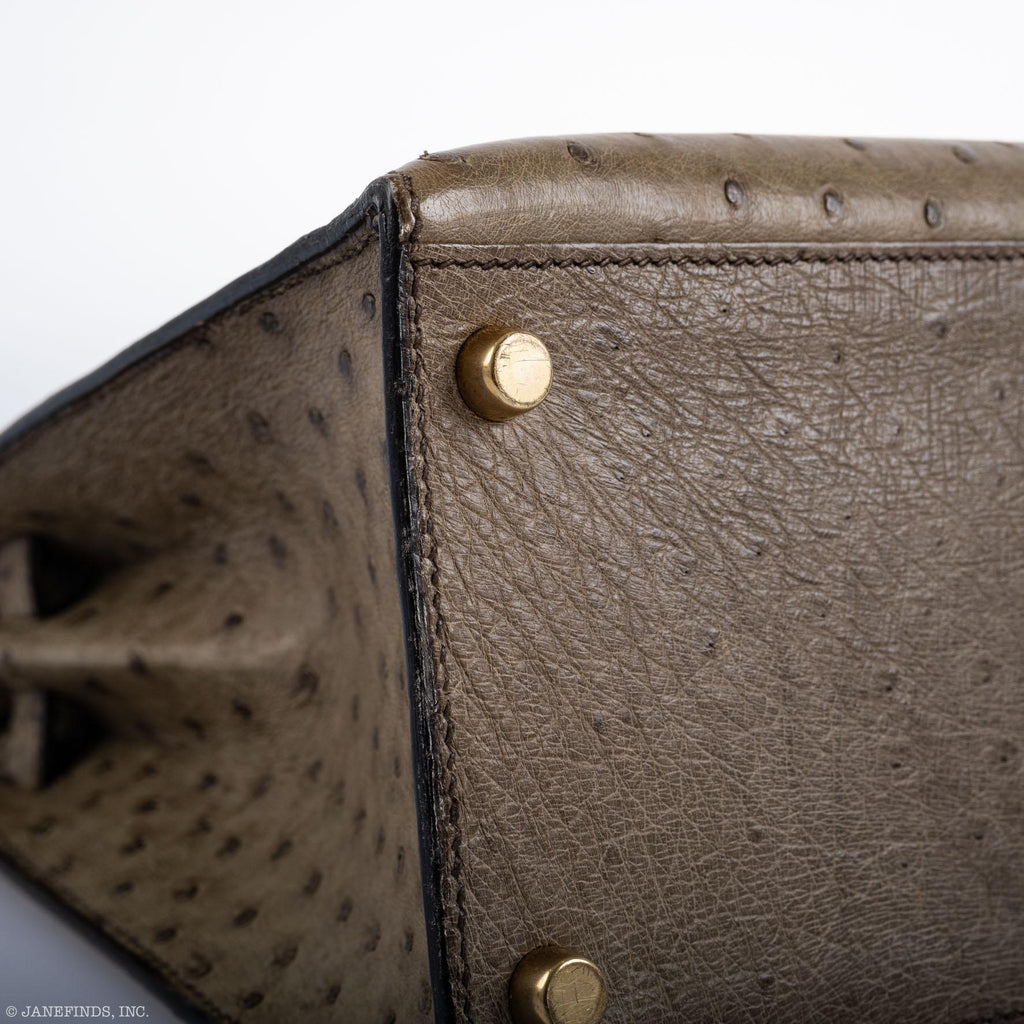 Hermes Kelly 28 Sellier Mousse Ostrich Gold Hardware - Circle W, Hand-held view of Kelly 28 for scale referenc