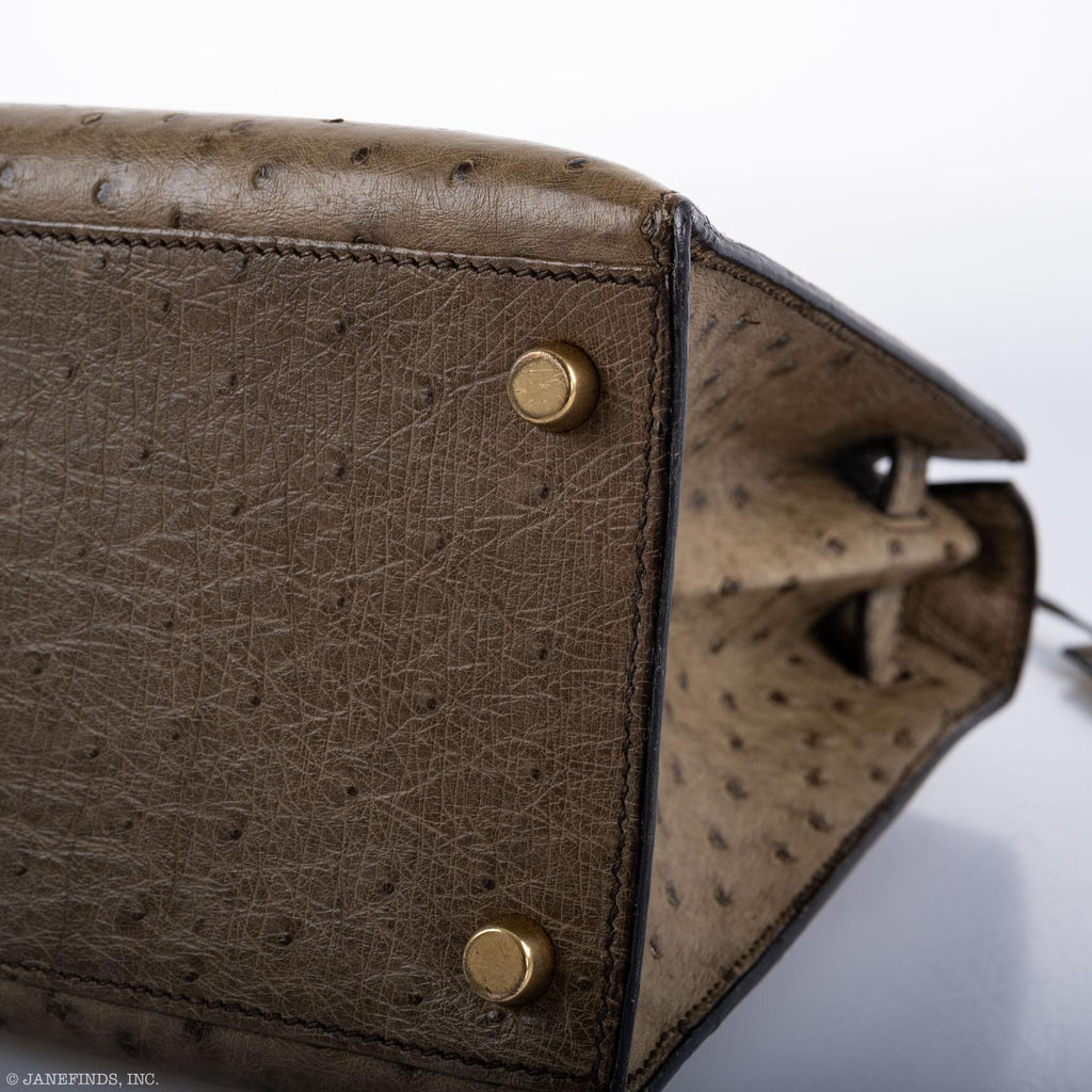 Hermes Kelly 28 Sellier Mousse Ostrich Gold Hardware - Circle W, Gold lock and keys of Kelly 28 ostrich close