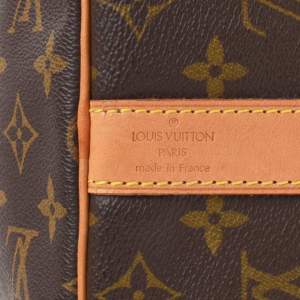 A view of the sturdy base of the duffle bag