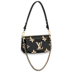 An image of the interior, showing the flat pocket inside the large pochette